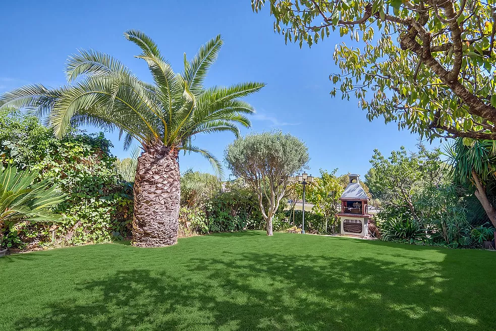 Exclusiva Apialia Costa Brava. Casa adossada de 131 m  en venda a una zona privilegiada de S'Agaró, amb 3 habitacions dobles, 2 banys complets, jardí 