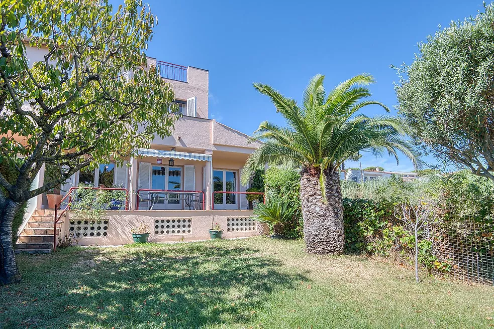 Exclusiva Apialia Costa Brava. Casa adossada de 131 m  en venda a una zona privilegiada de S'Agaró, amb 3 habitacions dobles, 2 banys complets, jardí 