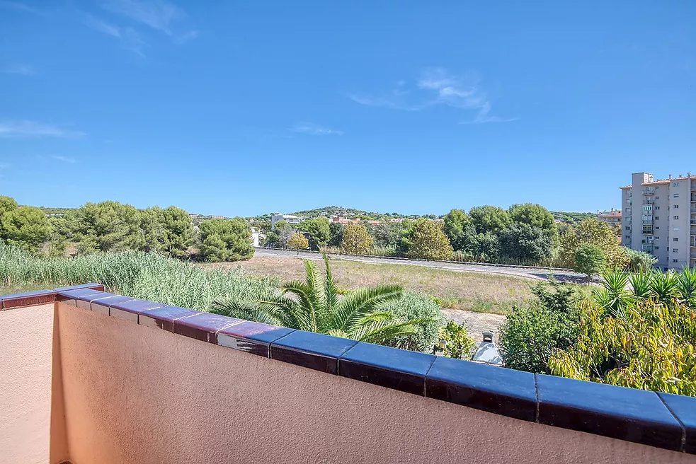 Exclusiva Apialia Costa Brava. Casa adossada de 131 m  en venda a una zona privilegiada de S'Agaró, amb 3 habitacions dobles, 2 banys complets, jardí 