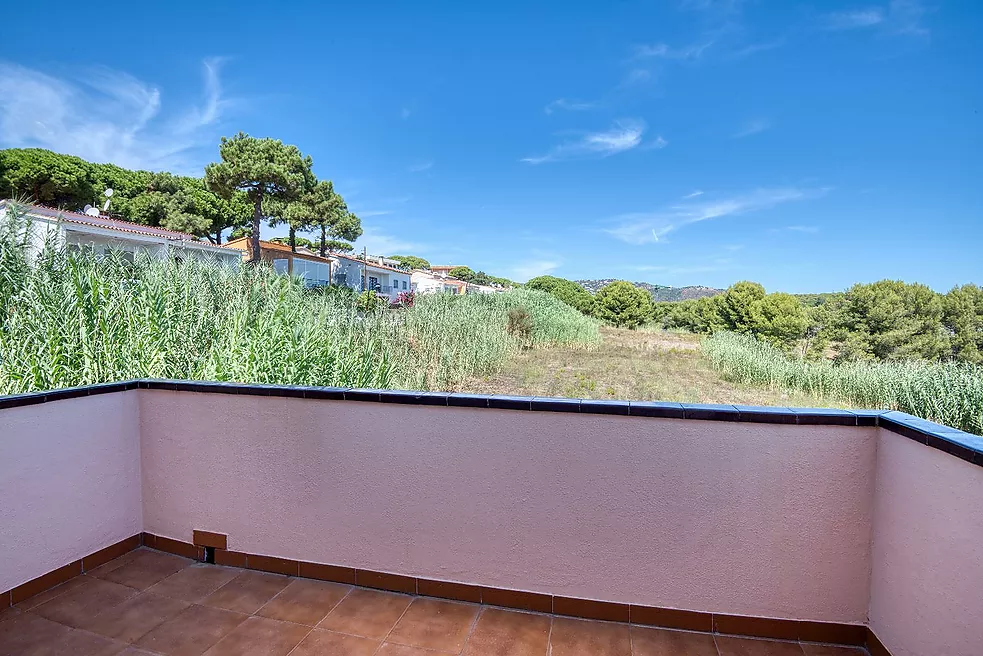 Exclusiva Apialia Costa Brava. Casa adossada de 131 m  en venda a una zona privilegiada de S'Agaró, amb 3 habitacions dobles, 2 banys complets, jardí 