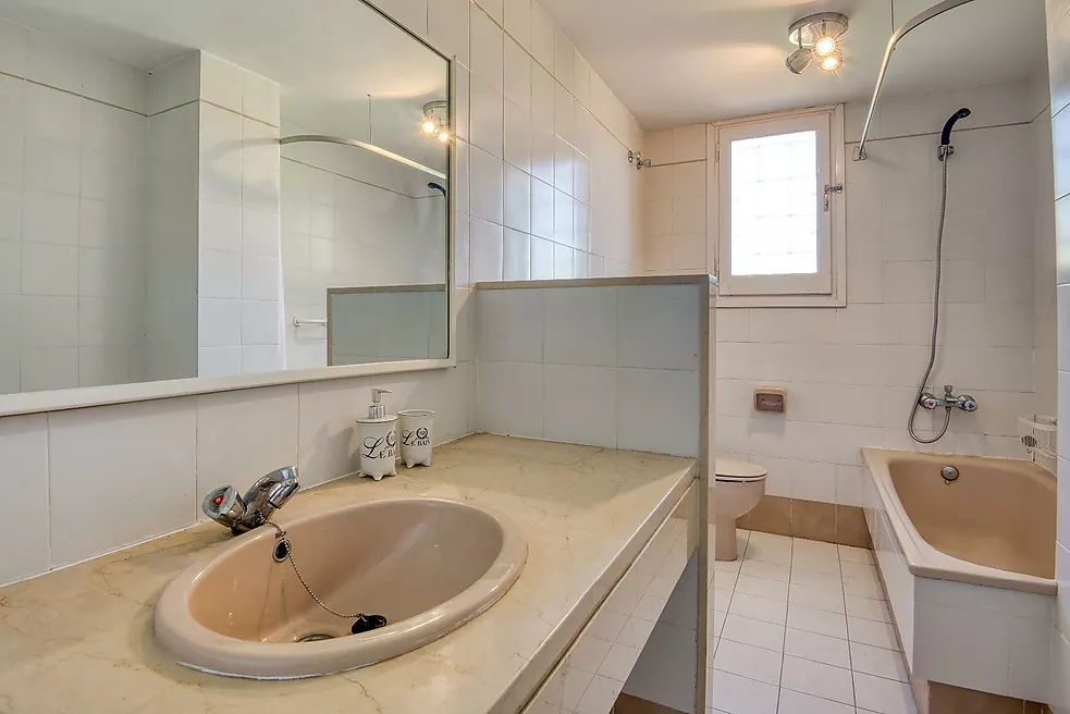 Exclusiva Apialia Costa Brava. Casa adossada de 131 m  en venda a una zona privilegiada de S'Agaró, amb 3 habitacions dobles, 2 banys complets, jardí 