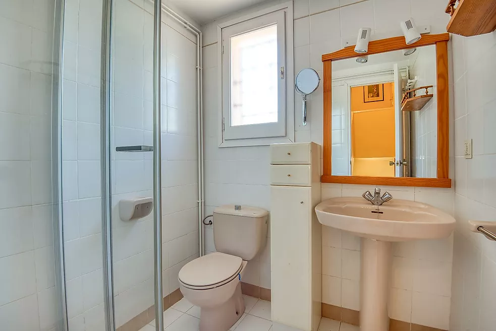 Exclusiva Apialia Costa Brava. Casa adossada de 131 m  en venda a una zona privilegiada de S'Agaró, amb 3 habitacions dobles, 2 banys complets, jardí 