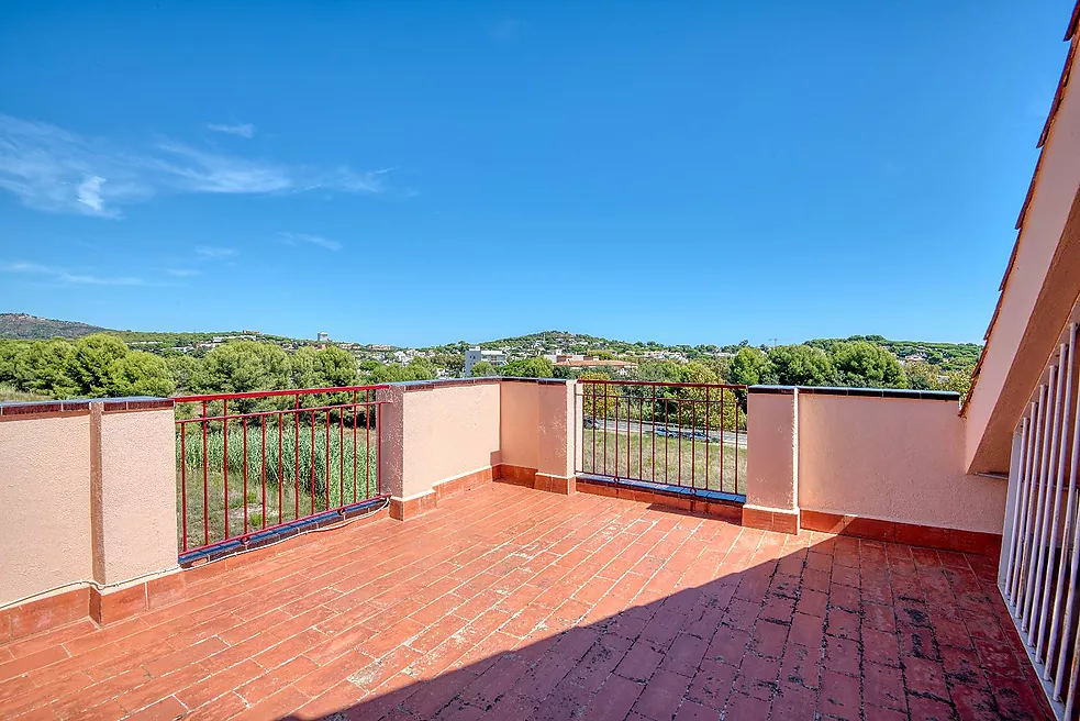 Exclusiva Apialia Costa Brava. Casa adossada de 131 m  en venda a una zona privilegiada de S'Agaró, amb 3 habitacions dobles, 2 banys complets, jardí 