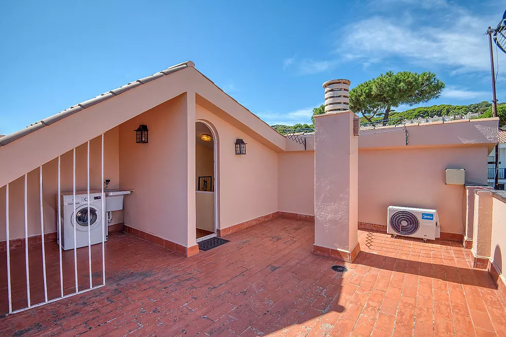 Exclusiva Apialia Costa Brava. Casa adossada de 131 m  en venda a una zona privilegiada de S'Agaró, amb 3 habitacions dobles, 2 banys complets, jardí 