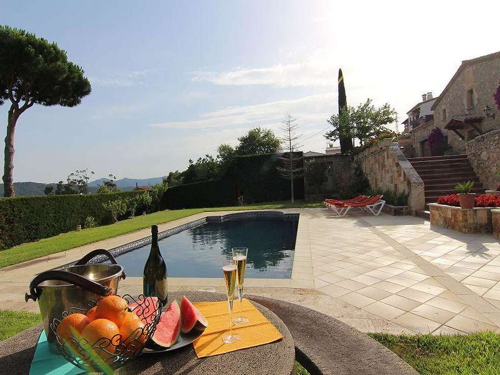 Masía con 4 dormitorios  terrazas con vistas al mar y un gran jardín con  piscina en Platja d'Aro