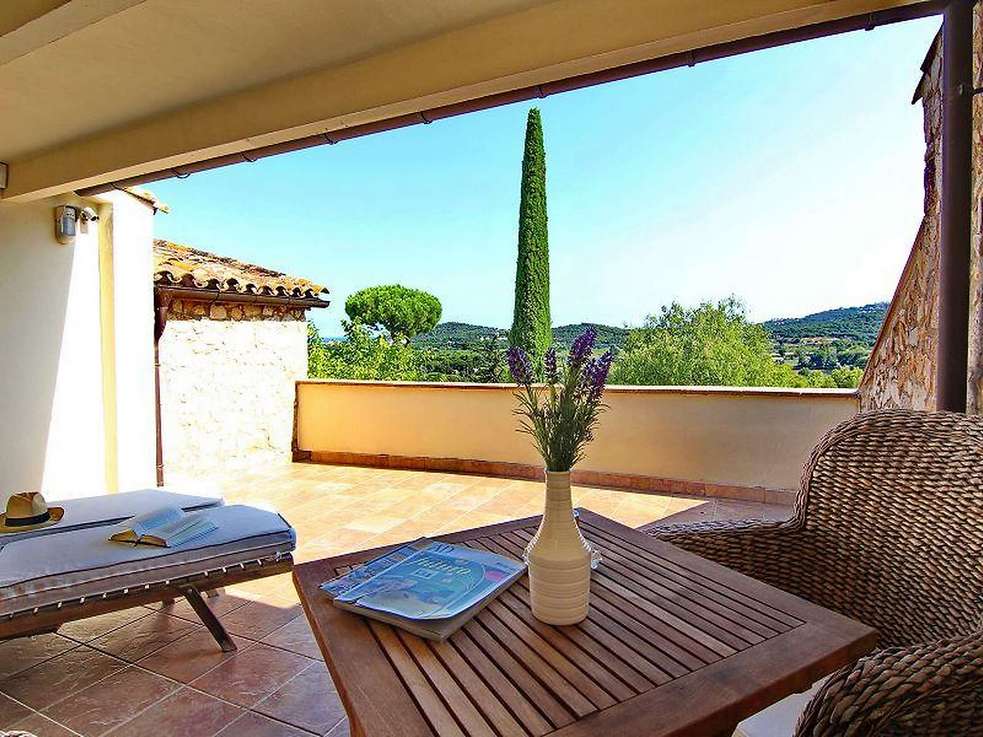 Masia amb 4 dormitoris  terrasses amb vistes al mar i un gran jardí amb piscina a Platja d'Aro