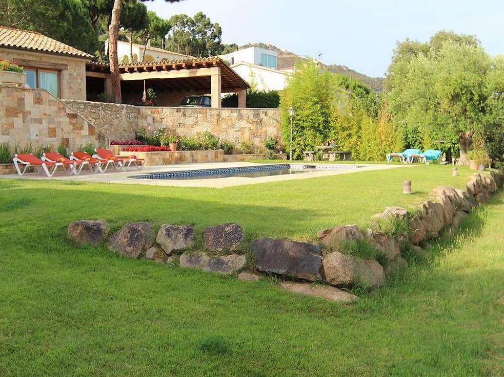 Masía con 4 dormitorios  terrazas con vistas al mar y un gran jardín con  piscina en Platja d'Aro