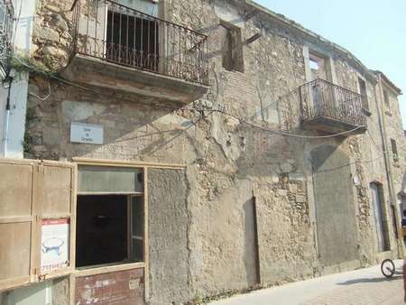 Charmante maison en pierre, à restaurer, située dans le vieux centre-ville de Calonge