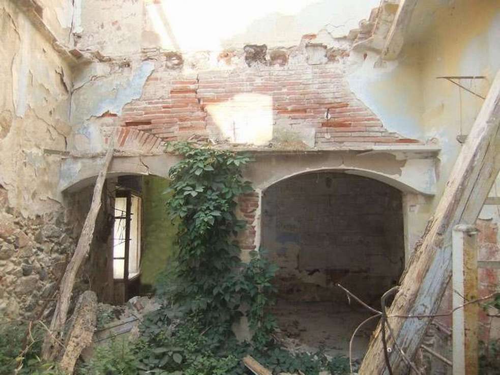Maison en pierre avec beaucoup de charme à restaurer située dans la partie ancienne de Calonge