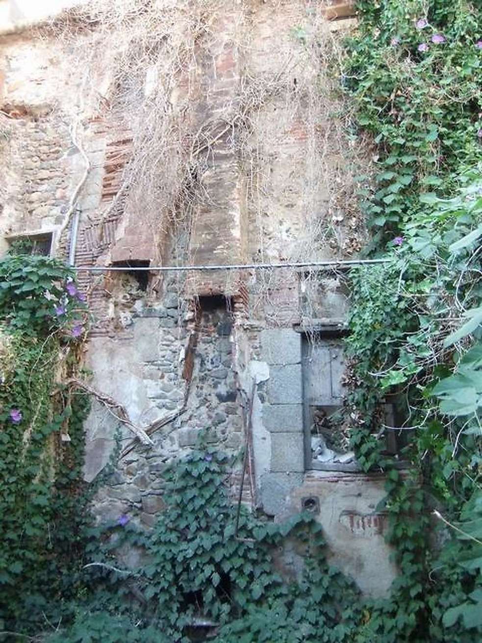 Encantadora casa de piedra, a restaurar, situada en el casco antiguo de Calonge