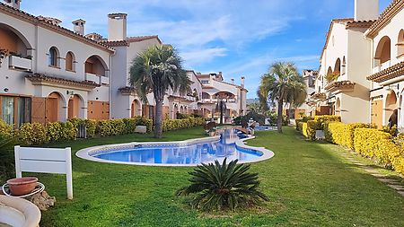 Casa adosada con garaje cerrado para 2 coches y piscina comunitaria en Torre Valentina