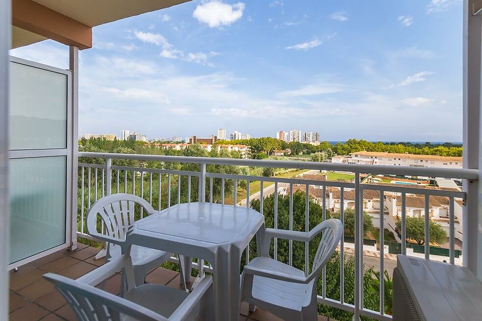 Beautiful renovated studio apartment with sea views in Playa de Aro. Located in a quiet area, but at walking distance from all the shops.